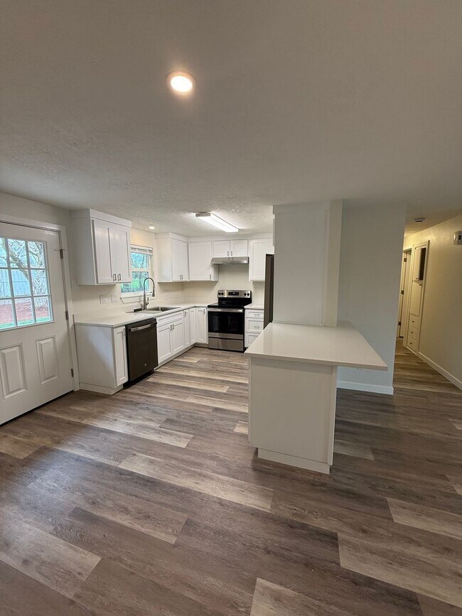 Foto del edificio - *REDUCED RENT* Beautifully Remodeled 4-Bedroom Home Backing to Park – Desirable Keizer Neighborhood