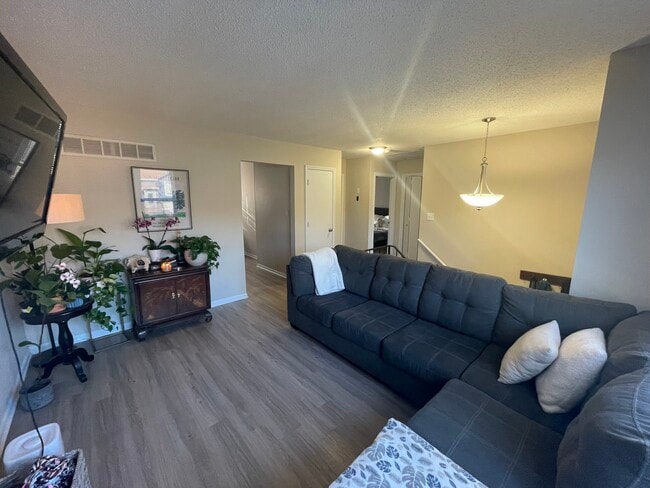 Building Photo - 5806-5808-5808 Creek View Dr