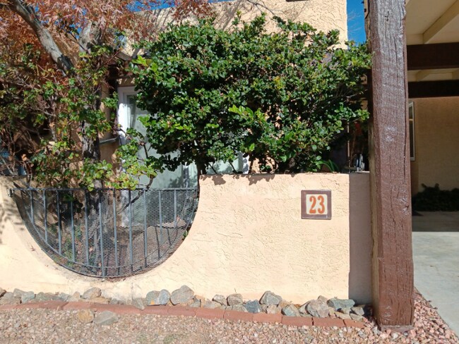 Building Photo - 23 Casa Hermosa Dr NE