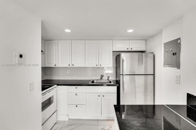 Foto del edificio - 4335 NW S Tamiami Canal Dr