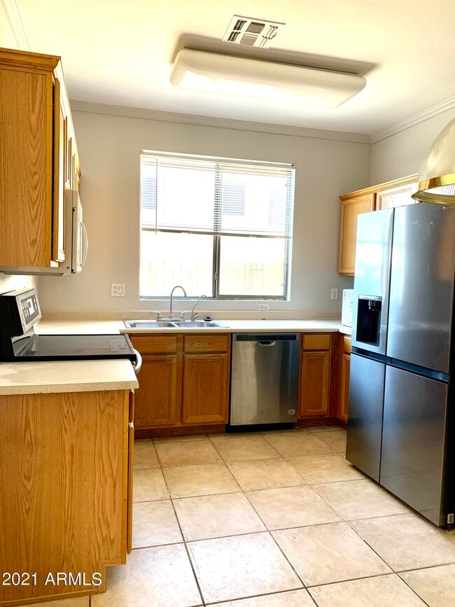 Building Photo - 16906 S Cedarwood Ln