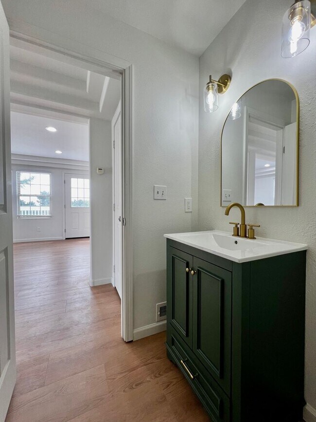 Foto del edificio - Non-Refundable & Security Deposit Total: $2,800