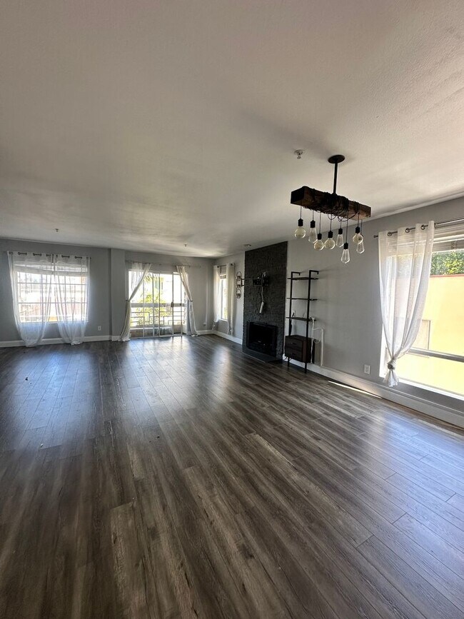 Building Photo - Beautifully Renovated large 2 Bedroom + bo...