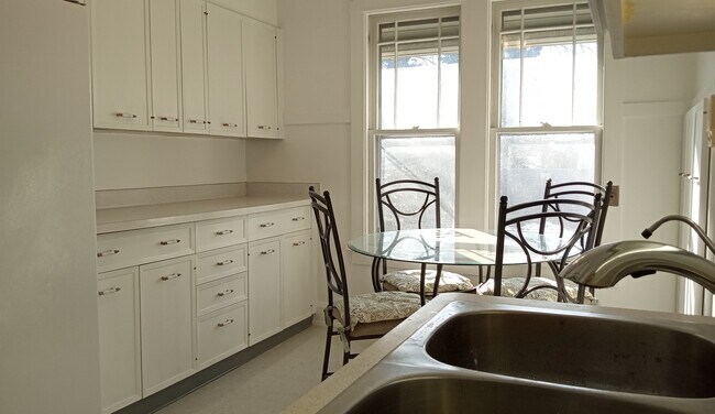 Cocina - 1226 Blaine Ave