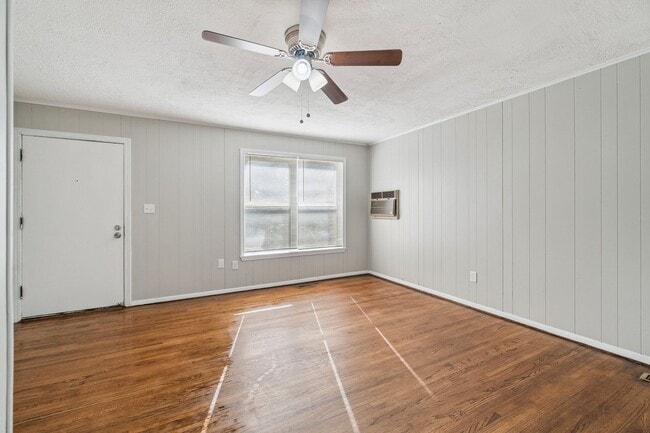 Building Photo - 3 bed, 1 bath home in the Village