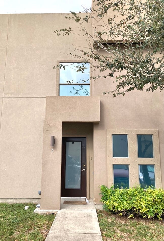Building Photo - 2550 Weslaco Rd