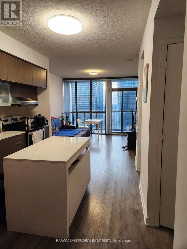 Building Photo - 110 Charles St E