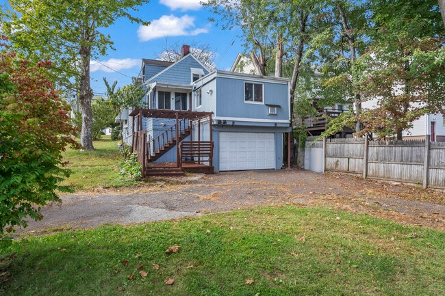 Building Photo - 518 Quaker Ln S