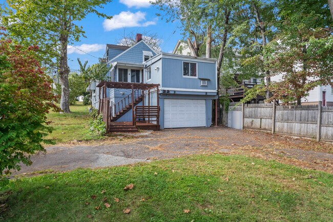 Foto del edificio - 518 Quaker Ln S