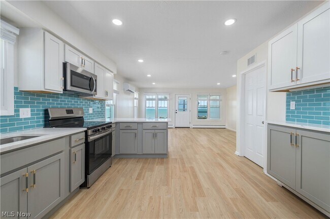 Foto del edificio - 3842 Edgewater Dr
