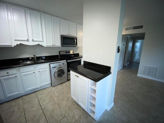 Building Photo - 110 N Lakeside Dr