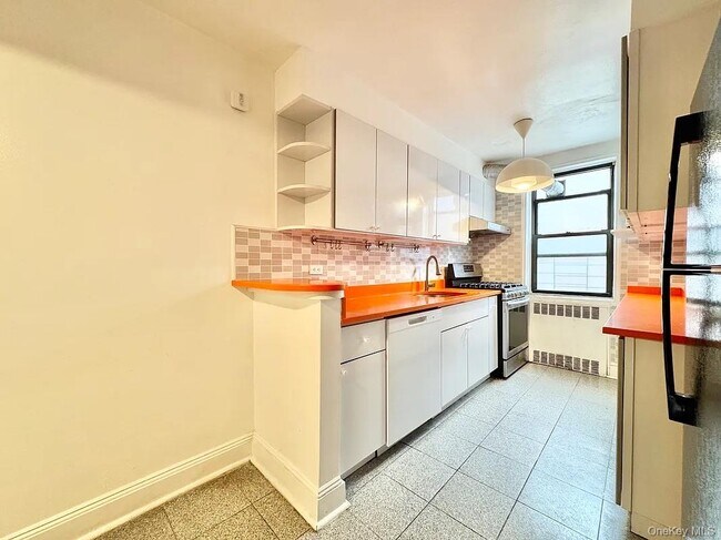 Foto del edificio - 102-17 64th Rd