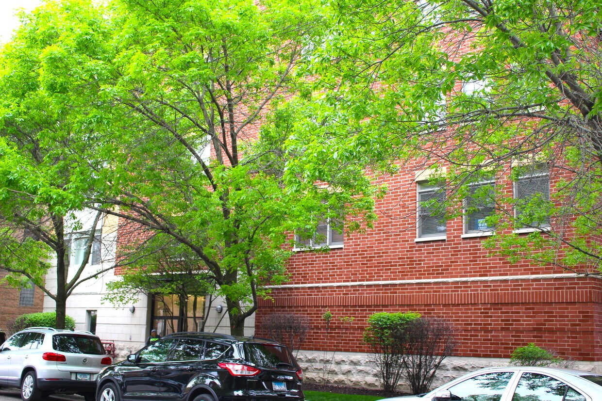 Primary Photo - 2330 W St Paul Ave
