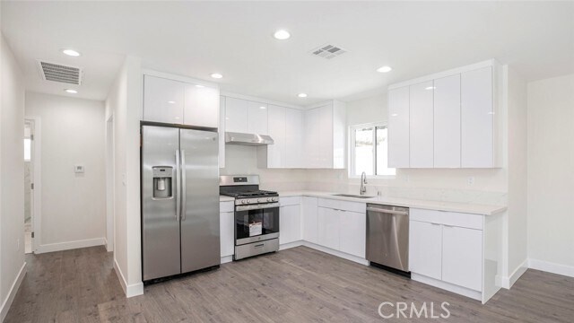 Foto del edificio - 10424 Woodley Ave