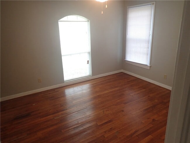 Building Photo - 6340 Parkdale Dr