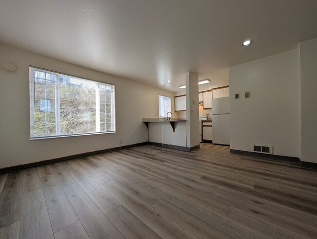 Building Photo - Newly Renovated 1-Bedroom, 1-Bath Apartment Off Bailey Hill Road!