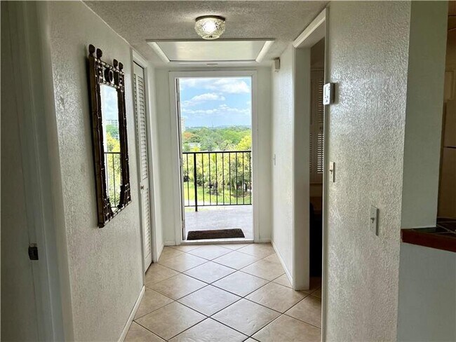 Foto del edificio - 3000 N Palm Aire Dr