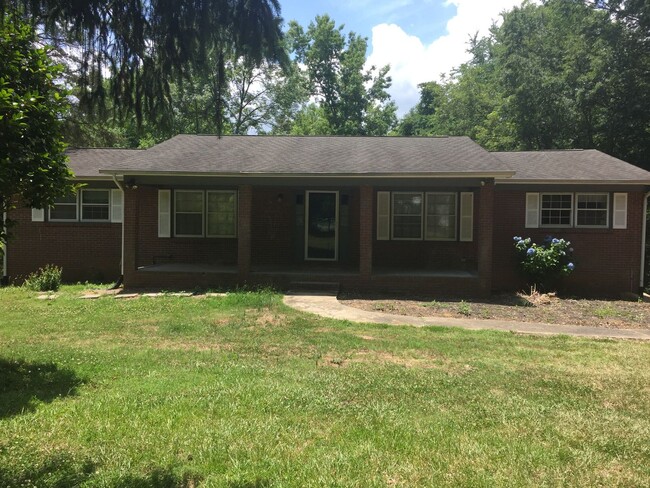 Building Photo - Large 3 Bedroom 2 Bath Home in Clover. Per...