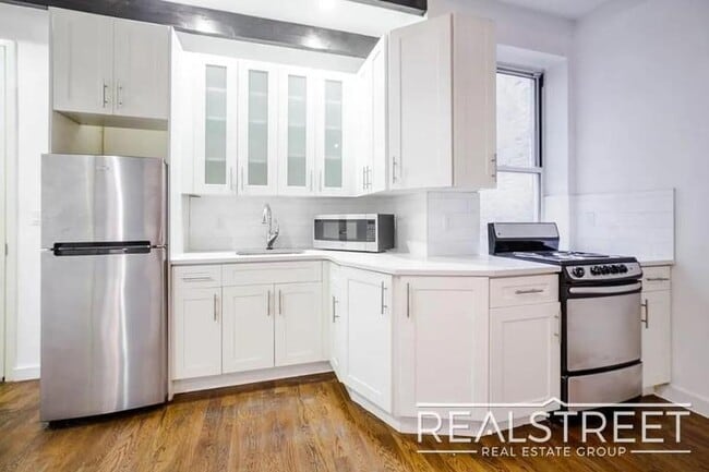 Building Photo - 3 BED 1.5 Bath in Bed Stuy