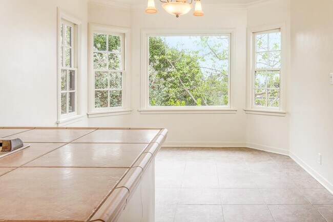 Building Photo - 1112 Escalona Dr