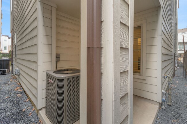 Building Photo - 1030 W 26th St