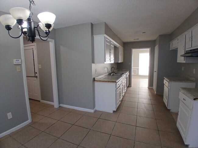 Foto del edificio - Blend of scale and sophistication in this expansive 3-bedroom, 2 bath residence - Open To Section 8