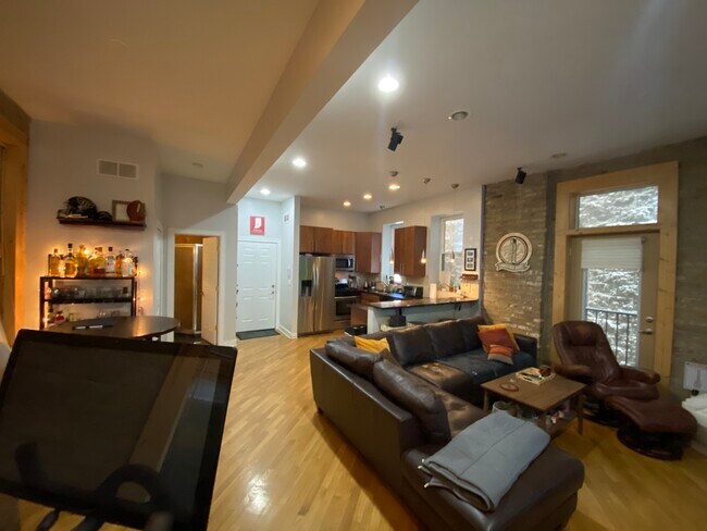 Building Photo - 1351 N Ashland Ave
