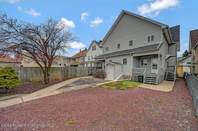 Building Photo - 1605 Washburn St