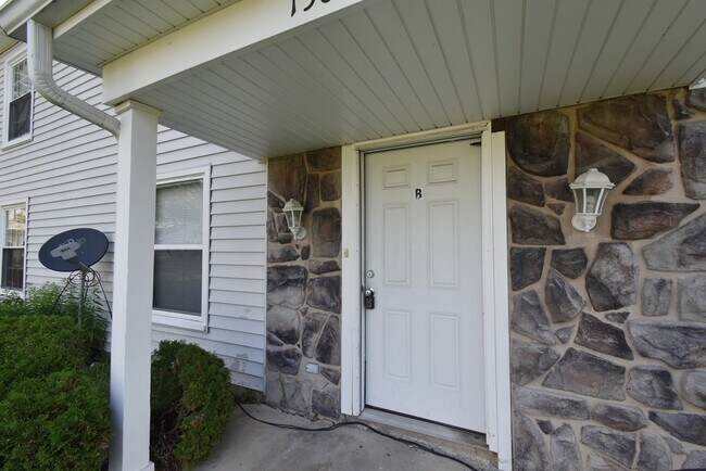 Building Photo - 1387 S Glen Cir