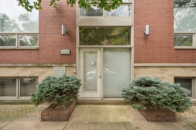 Foto del edificio - 885 N Hermitage Ave