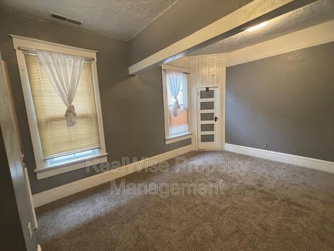 Building Photo - 212 SE Mosher Ave