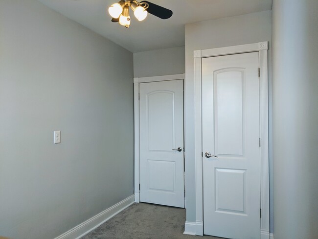 Bedroom 1 closet - 2933 Cornwall Rd