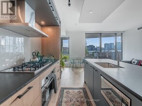 Building Photo - 41 Dovercourt Rd