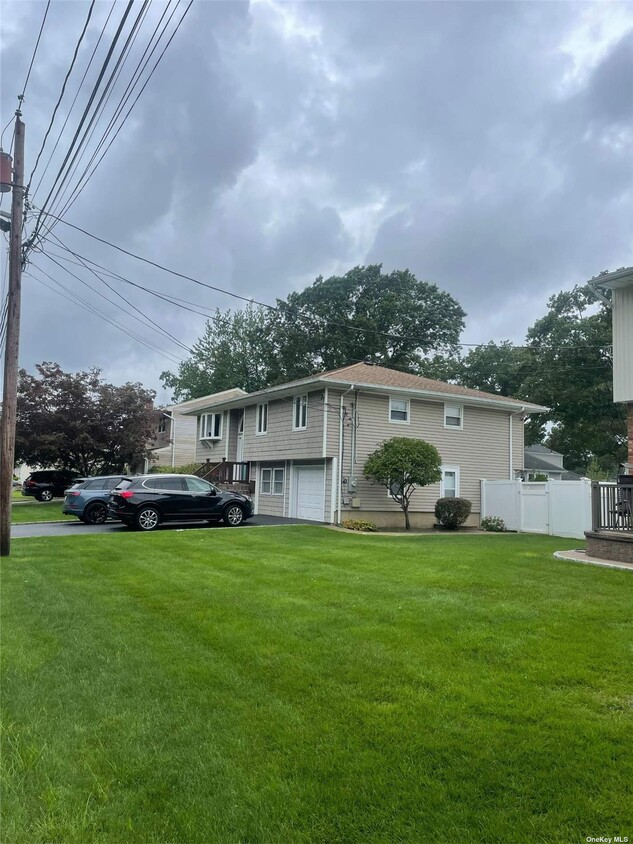 831 Outlook Ave, West Babylon, NY 11704 Room for Rent in West Babylon