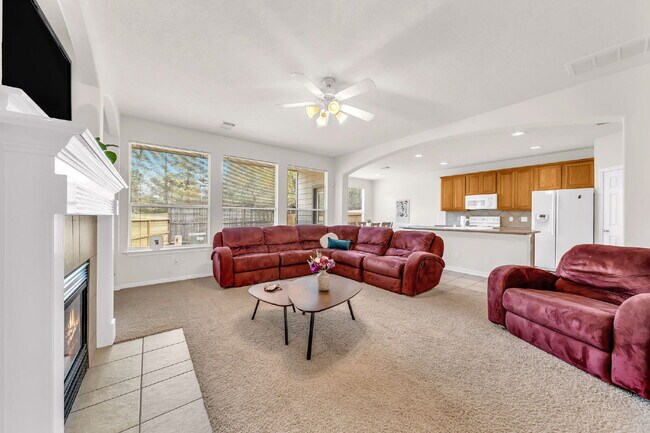 Foto del edificio - A beautifully maintained 3 bedroom, 2.5 bath home offering modern comfort in a quiet, desirable c...