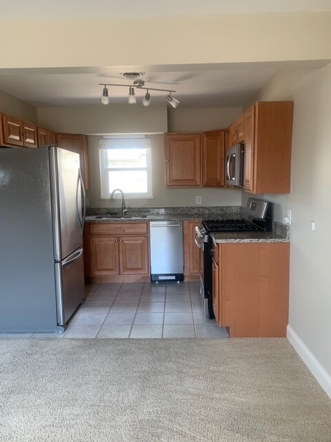 Hermosos electrodomésticos nuevos de acero inoxidable. - 441 West Virginia Ave.