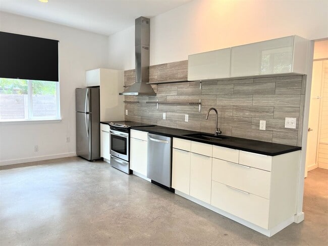 Building Photo - Awesome East Austin Flat