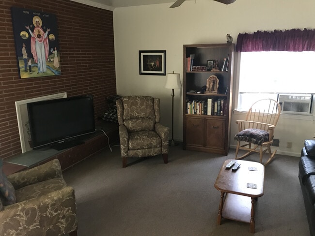 Family room - 2306 Miller Rd