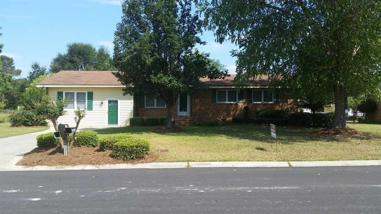 404 Eastwood Dr. - 404 Eastwood Dr