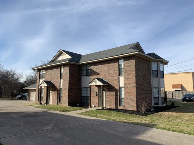 Building Photo - 1604 N Travis