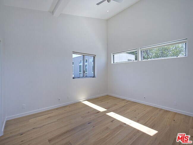 Building Photo - 806 6th Ave