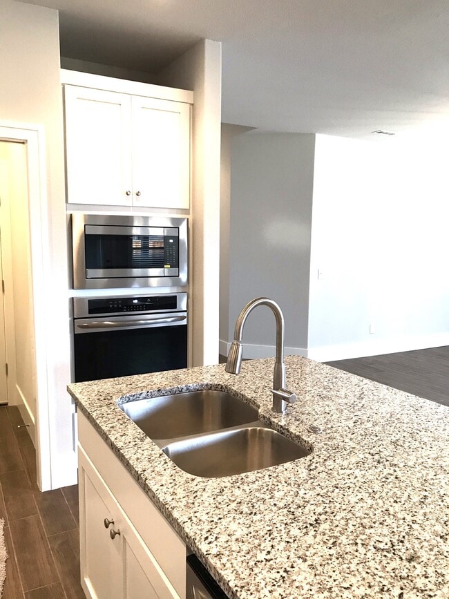 Building Photo - 2304 SW Hampton Ave