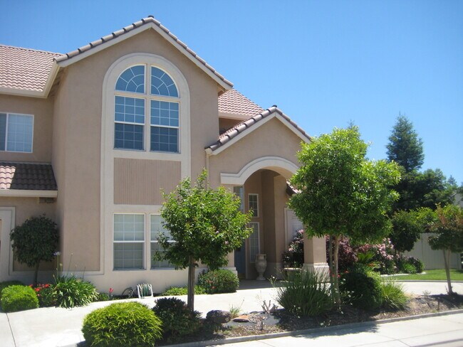 Foto del edificio - Large corner lot, 4 bedroom with Pool/Spa