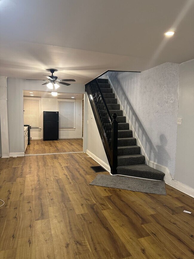 Foto del edificio - Spacious Rooms! Finished Basement! W/D Hook-Up!! Available Now!