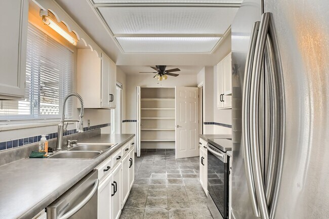 Foto del edificio - 4 Bedroom townhome in Aurora