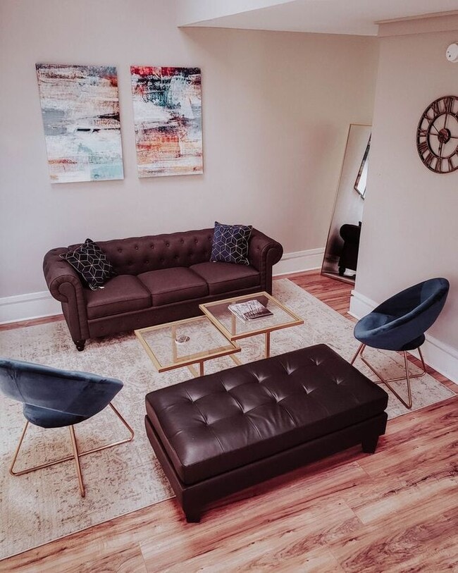 Building Photo - Renovated 2 Bedroom Apartment!