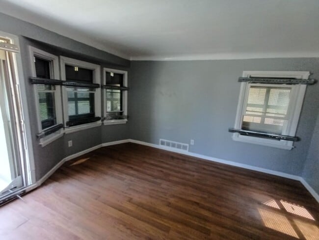 Building Photo - 3 bed ranch on Detroit's East Side Now Ava...