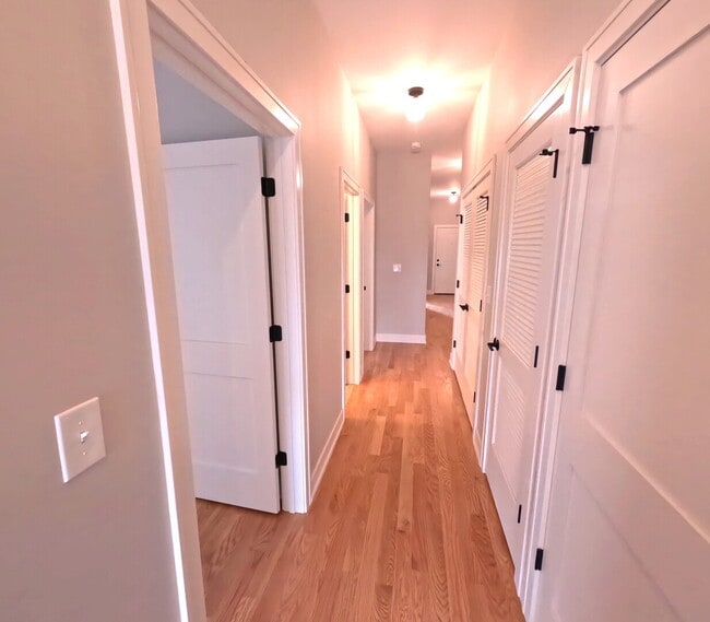 Building Photo - 2100 W 18th Pl