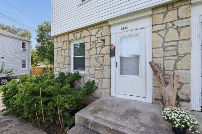 Foto del edificio - 2801-2803-2803 Vanderberg Ave