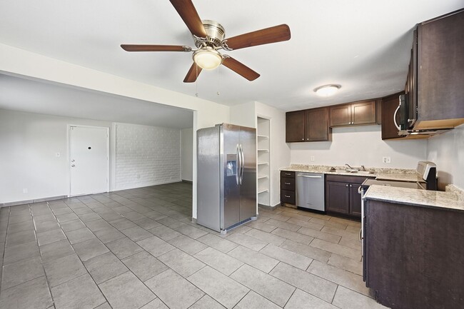 3 Bed 2 Bath Condo Available Now! - 3 Bed 2 Bath Condo Available Now!